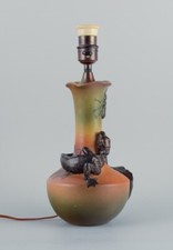 Ipsens, Danimarca. Rara lampada da tavolo con lucertola e scarabeo. Anni 20/30.