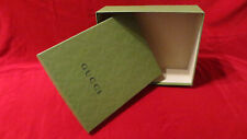 Gucci: 1 scatola vuota in cartone rigido di colore verde logo in nero.