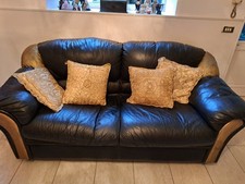 Divano pelle vintage, ben conservato. Colore nero con  dettagli oro,. 