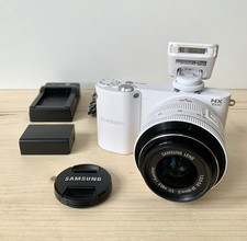 Fotocamera mirrorless compatta