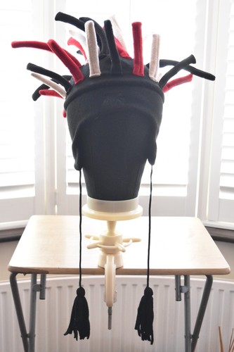 Cappello nero rosso - e, bianco