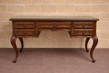 Scrivania con cinque cassetti