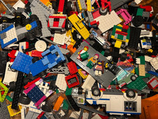 1KG di mattoncini Lego ruote piastre pendenze finestre e 4 minifigure scelte casualmente