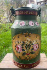 Vecchia lattiera dipinta con