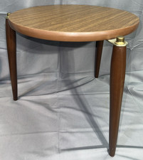 Tavolino treppiede moderno