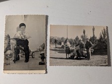 2 Foto anni 60 Bambino in  triciclo con giochi d'epoca - uomo in Vespa con casco