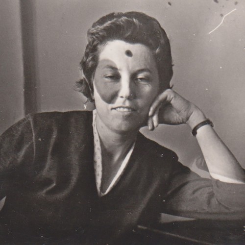 Giovane donna doppia