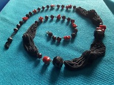 "Pellini Donatella" Milano, collana vintage, granatine e corallo rosso, 69 cm.