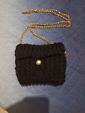 Borsetta nera di lana realizzata a mano con telaio con tracolla color oro