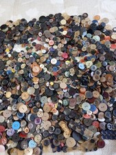 Lotto centinaia di bottoni vintage anni  '60 '70 dimensioni varie circa 1,2 Kg
