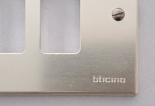 BITICINO serie MAGIC PLACCA ANODIZZATA oro CON VITI 503 - ORIGINALE