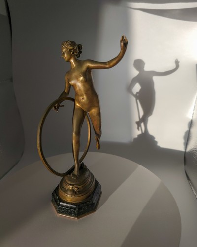 Statua cerchio nudo in - a,