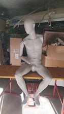 Manichino seduto grigio no