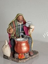 Statuine Presepe: Coll. De Agostini (2012) in Terracotta Cm H13  uomo con pentol