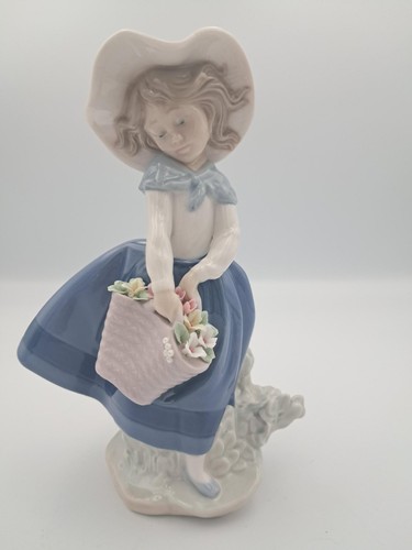 Lladro pretty pickings figure - lladro,