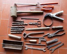 N° 28 PEZZI DI ATTREZZI DI UNA VOLTA CON MARTELLO DI LEGNO E PINZA DA FILTRI -