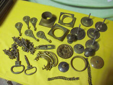 lotto MANIGLIE E BOCCHETTONI IN OTTONE PER VECCHI MOBILI - 41 PEZZI TOTALE