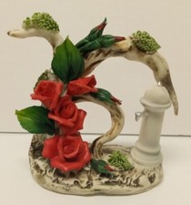 Rose rosse su vite porcellana