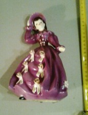 Statuetta decorativa. Porcellana , altezza  cm 19. Antiquariato.