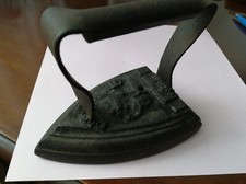 Antico  e pesante ferro da stiro  in ghisa della fine dell'ottocento