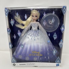 Hasbro Disney Princess Style Series 2021 Holiday Elsa Doll - NUOVO con SCATOLA DANNEGGIATA