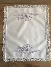 Centrino Con Ricami di Violette fatti a mano e pizzo ad uncinetto fatto a  mano