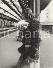 1970 ca ITALIA - COSTUME Hippie in attesa di un treno - Foto 21x27 cm