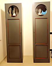 Una coppia di mobili artigianali a colonna