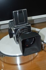 HASSELBLAD 500 CM CON ZEISS PLANAR CB T* 80 MM F. 2.8 come nuova.