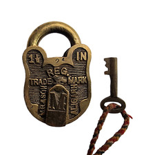 Vecchia serratura e chiave