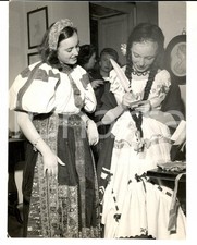 1960 ca MILANO CARNEVALE Giovani donne in costume paesano *Foto 18x24 cm