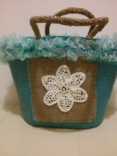 borsa in paglia turchese con applicazioni artigianali