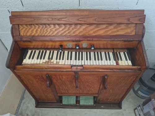Antico harmonium leggere