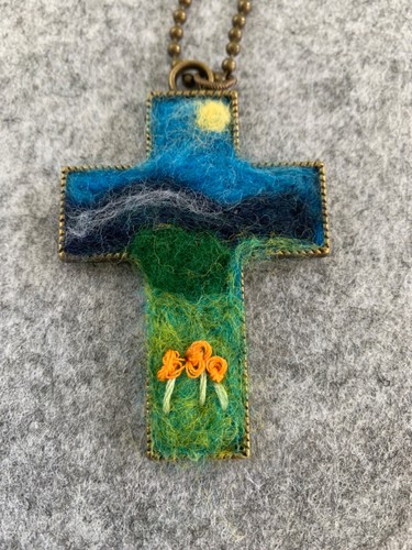 Collana croce arte fibra