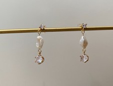 Orecchini con perla barocca in stile minimalista perno argento dorato 