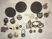 Lotto Medaglie Stemmi Spille Fiat polizia Birmingham BP car club Sport auto vari