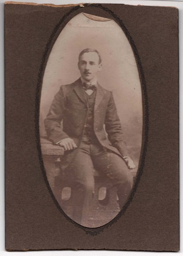 1905 foto uomo seduto - di, tre