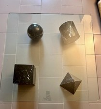 Tavolino Metafora di Massimo e Lella Vignelli. Marmo nero e vetro forte spessore