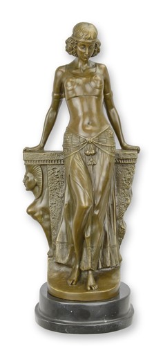 Una scultura bronzo - in,
