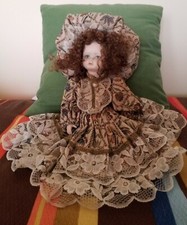 BAMBOLA  SEDUTA in PORCELLANA