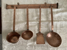 Antico Set Mestoli in Rame Battuto a Mano con Mensola