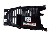 Carena sottopedana Honda Sh 300 2015 2019 con una griglia rotta