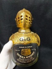 Nikka Whisky G & G Knight Topper in metallo dorato e bottiglia vuota anni 70 ...