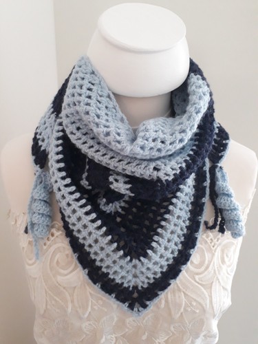 Hand crochet triangle - hand,