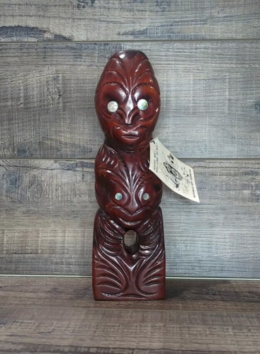 Figura totem maori - tekoteko, in