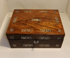 Antica scatola da cucire