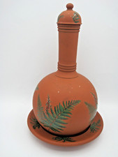 VASO, COPERCHIO E SOTTOPIATTO BOTTIGLIA TERRACOTTA WATCOMBE. TUTTO CON DECORAZIONE FELCE.
