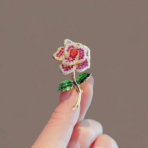 Squisita spilla fiori strass