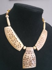 collana vintage colore avorio inciso a giorno