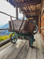 Antico carro agricolo in legno